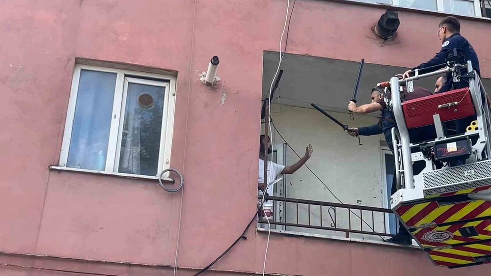 Bursa'da Hastaneye Yatırılmak İstemeyen Genç Polise Bıçakla Direndi