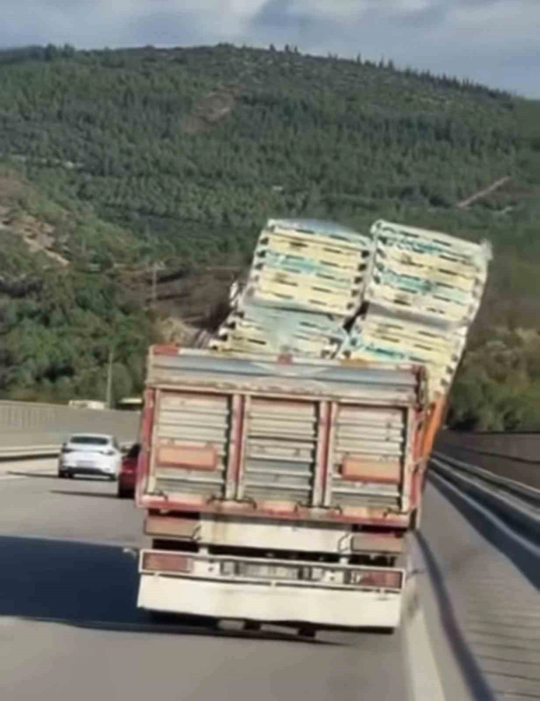 Bursa'da Tır Dorsesindeki Güvensiz Yük Trafiği Tehlikeye Atıverdi