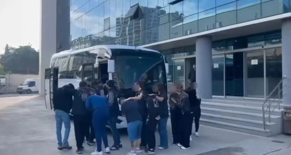 Bursa'da Kadın Kılığına Girip Evlilik Vaadiyle Dolandıran Şebekeye Büyük Darbe