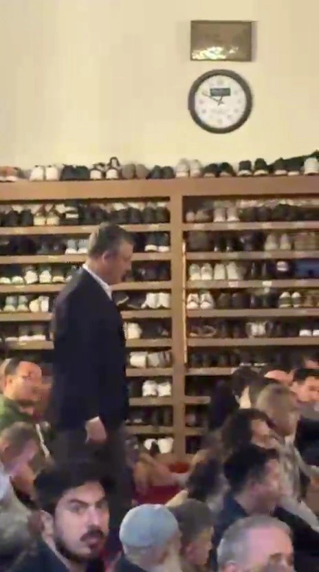 Özgür Özel Bursa Ulu Cami'de Cuma Namazı Kıldı