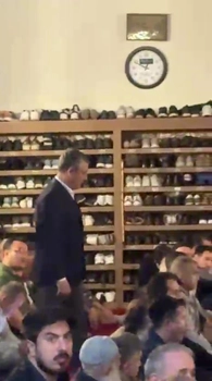 Özgür Özel Bursa Ulu Cami'de Cuma Namazı Kıldı
