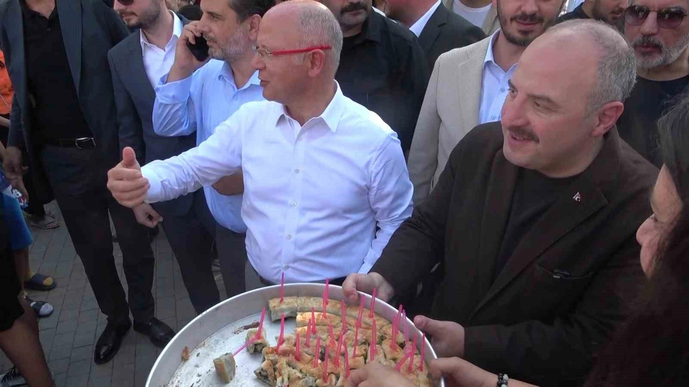 Mustafa Varank'tan Özgür Özel'in Börek İkramını Reddetmesine Sert Tepki
