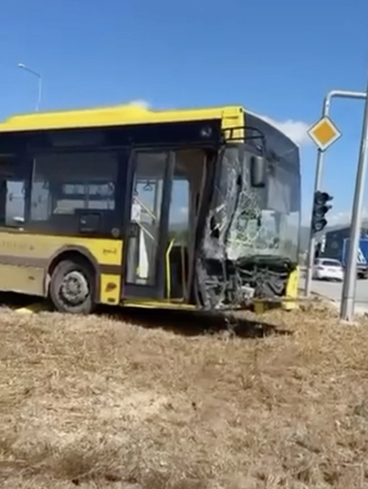 Gemlik'te Belediye Otobüsü Trafik Işığı Trafosuna Çarptı