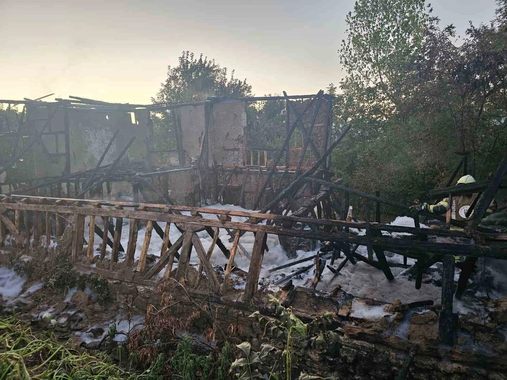 Bursa'da Metruk Bina Alevlere Teslim Oldu