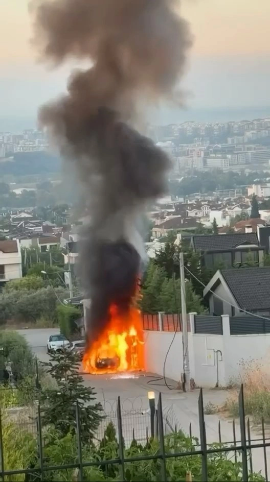 Bursa’da Park Halindeki Araç Alevlere Teslim Oldu
