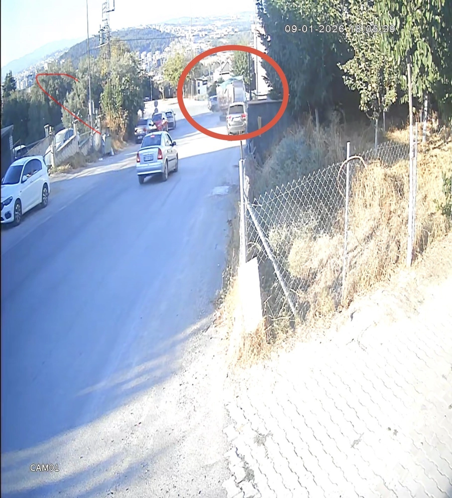 Bursa'da Hafriyat Kamyonu İki Araca Çarpıp Bahçeye Uçtu: 1 Yaralı
