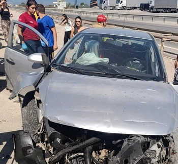 Orhangazi'de Otomobil Refüje Daldı: 3 Yaralı, Kaza Anı Kamerada