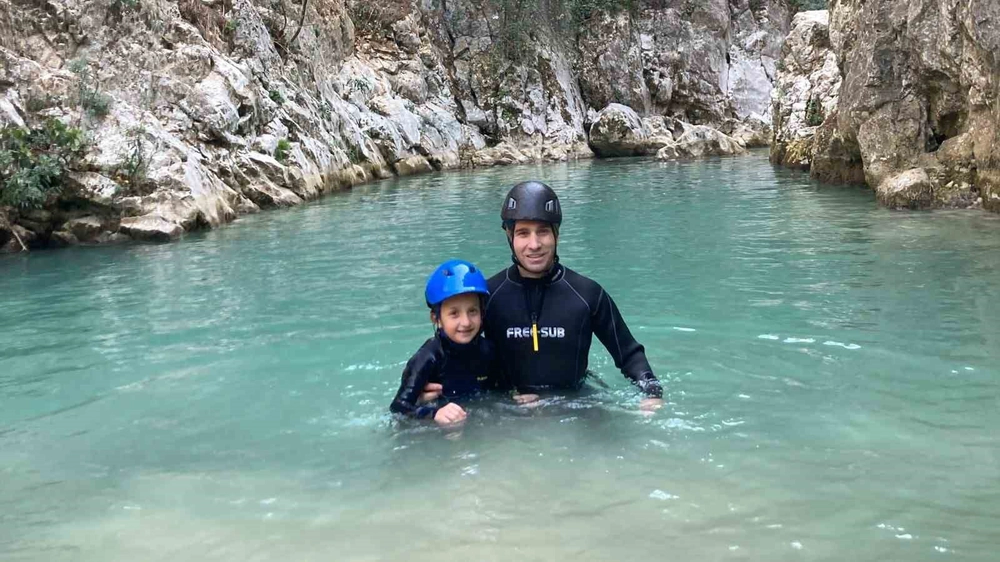 Bursa'nın en genç kanyoncusu 8 yaşındaki Asya Abadiye Kanyonu'nu başarıyla geçti