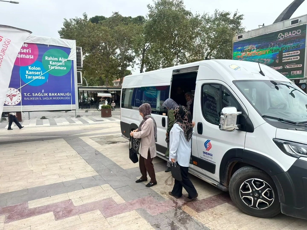 Sındırgı Belediyesi Kırsal Mahalledeki Kadınlara Kanser Taraması İçin Ulaşım Desteği Sağladı