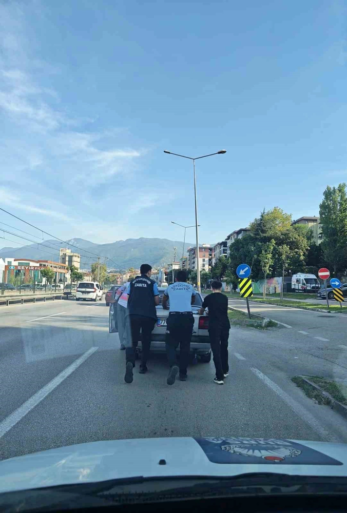 Bursa'da Zabıta Ekiplerinden Mahsur Kalan Sürücüye Yardım