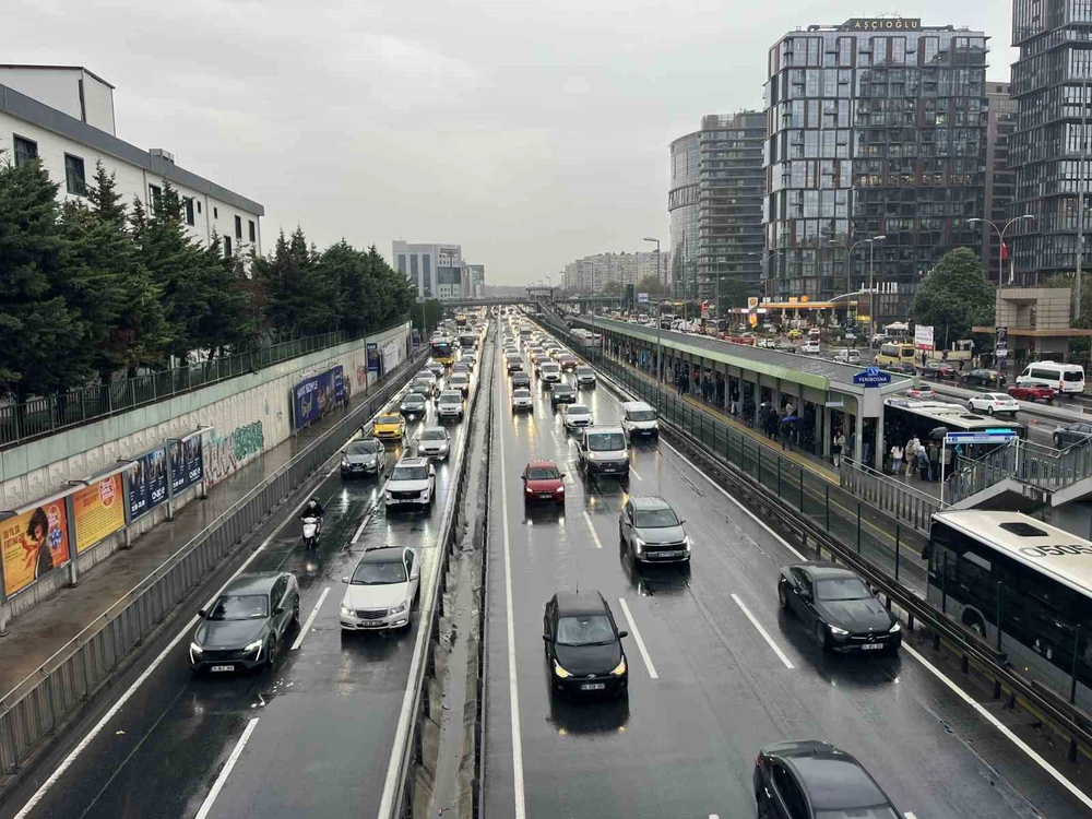 İstanbul'da Yağışlı Hava Trafiği Durma Noktasına Getirdi
