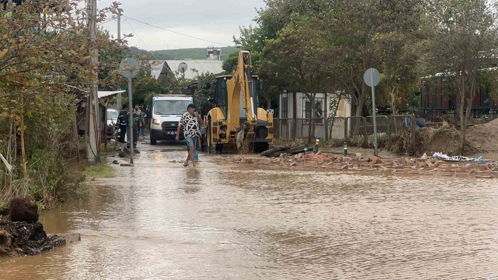 Mudanya'da Şiddetli Sağanak Yağış Bahçeleri ve Evleri Suya Gömdü