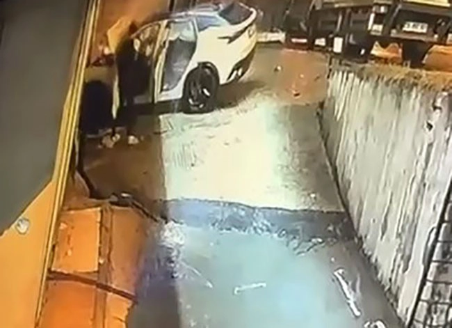 Beylikdüzü'nde Alevler İçinde Kalan Araçtan Vatandaş Kurtardı