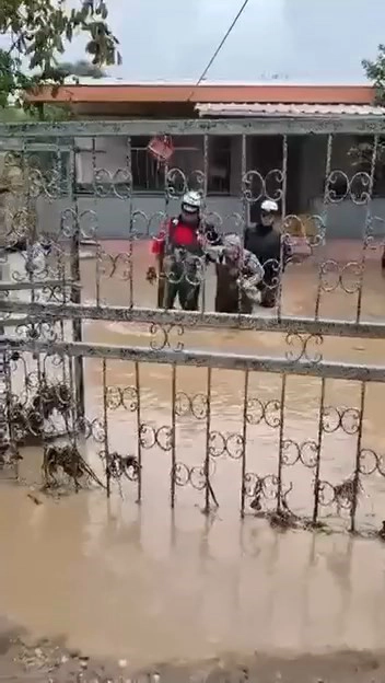 Mudanya'da Su Baskınında Mahsur Kalan Vatandaşlar Ekiplerce Kurtarıldı