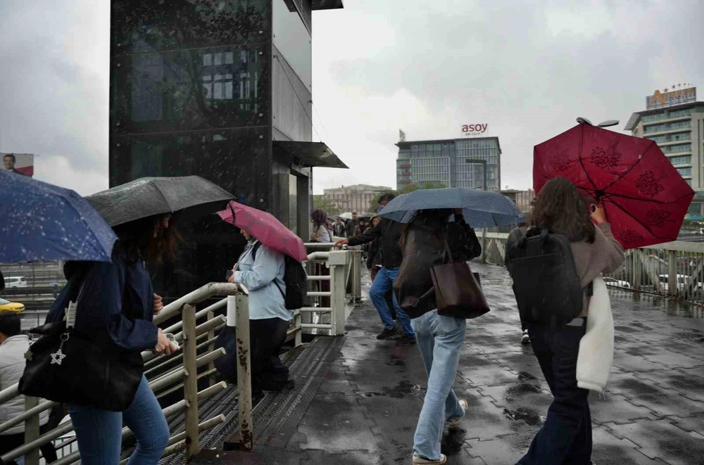 İstanbul'da Şiddetli Yağmur ve Fırtına Trafiği Durma Noktasına Getirdi