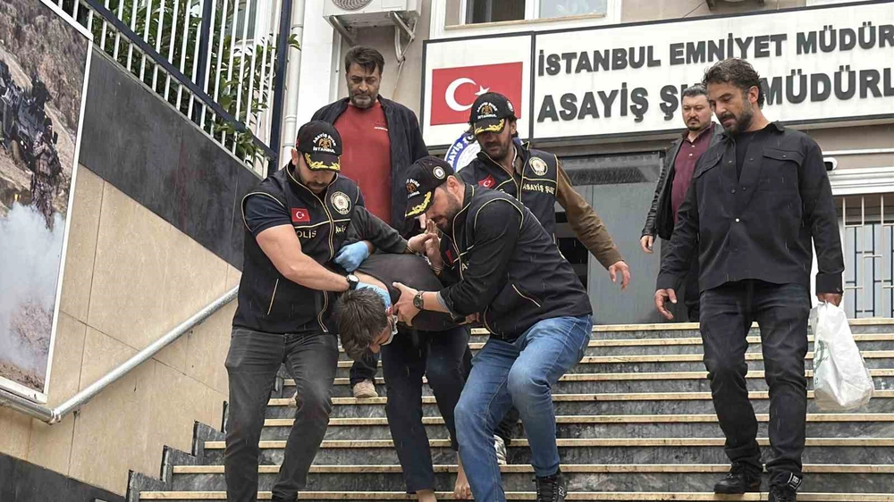 Eyüpsultan Camii’nde silah sesinin yükseldiği olaya ilişkin gözaltına alınan 2 şüpheli adliyeye sevk edildi

