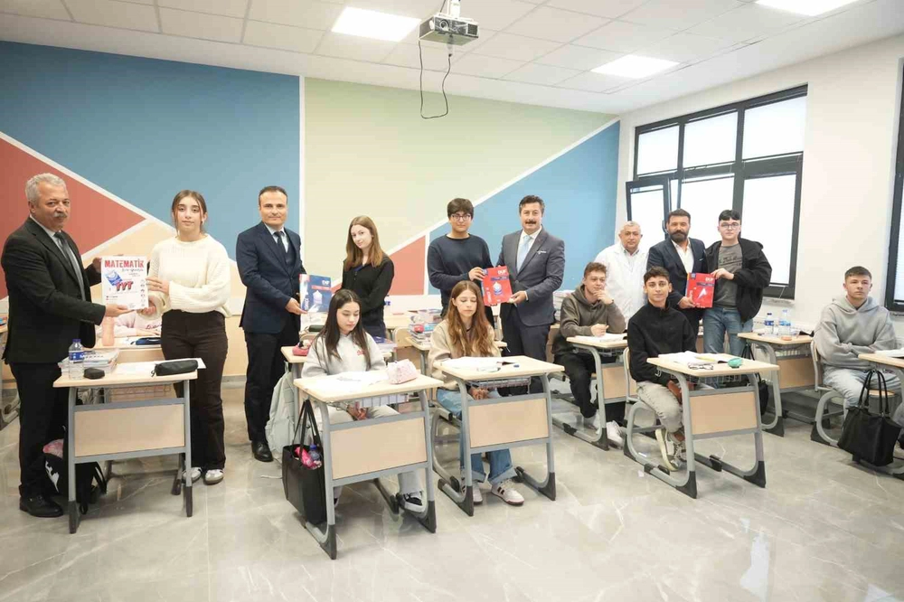 Yenişehir'de Üniversite Adaylarına 3 Bin Kitaplık Eğitim Desteği