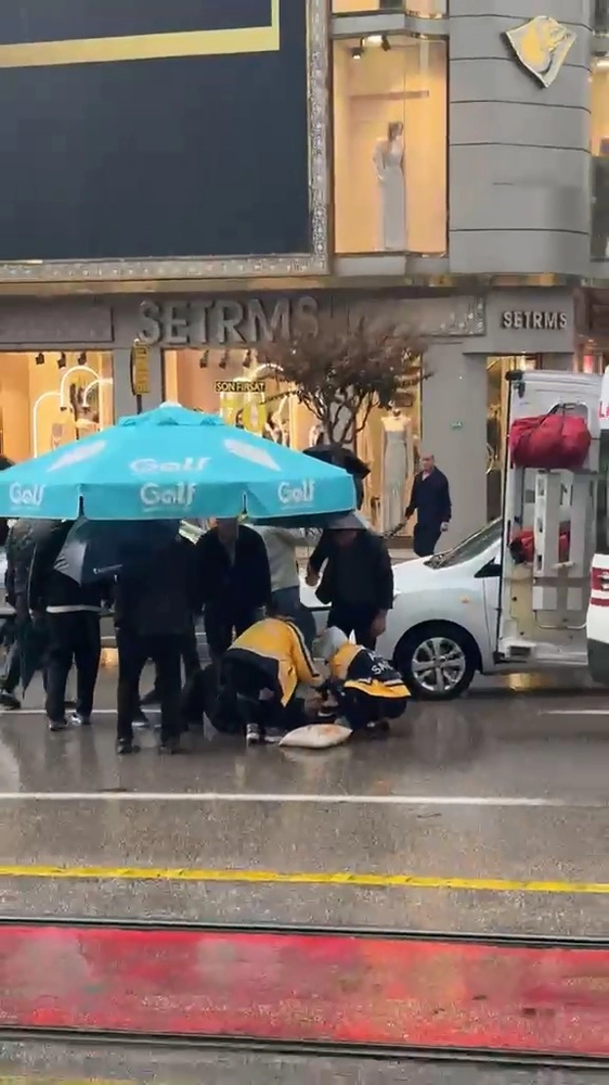 Osmangazi'de Trafik Kazası Yaşayan Yaralıya Vatandaşlardan Şemsiye Yardımı