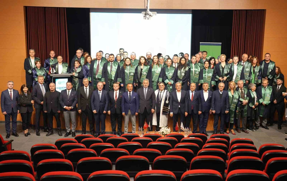 Kocaeli Sağlık ve Teknoloji Üniversitesi'nde Yapay Zeka ve Gelecek Vizyonuyla Yeni Akademik Yıl Başladı