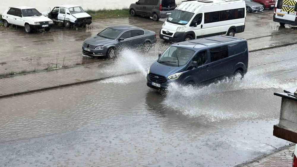 Sakarya'da Şiddetli Sağanak Yağış Trafiği Zorlaştırdı