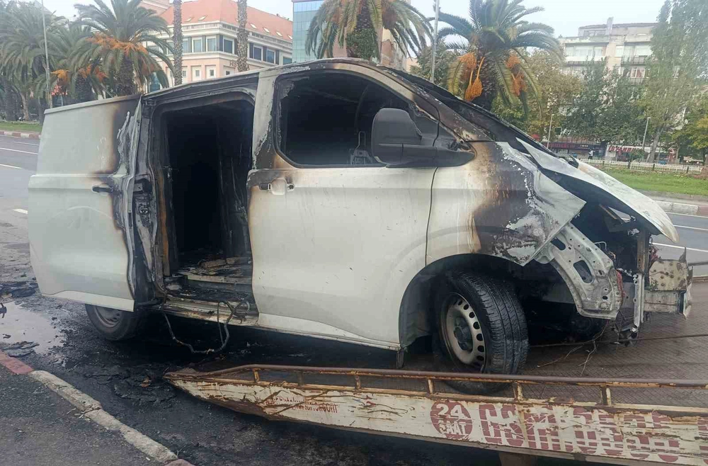 Fatih Vatan Caddesi'nde Ticari Araç Alevler İçinde Kaldı