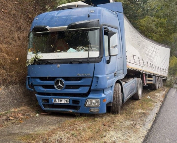 İnegöl'de Yağmur Suyu Kanalına Uçan Şeker Tırı Sürücüsünü Yaraladı