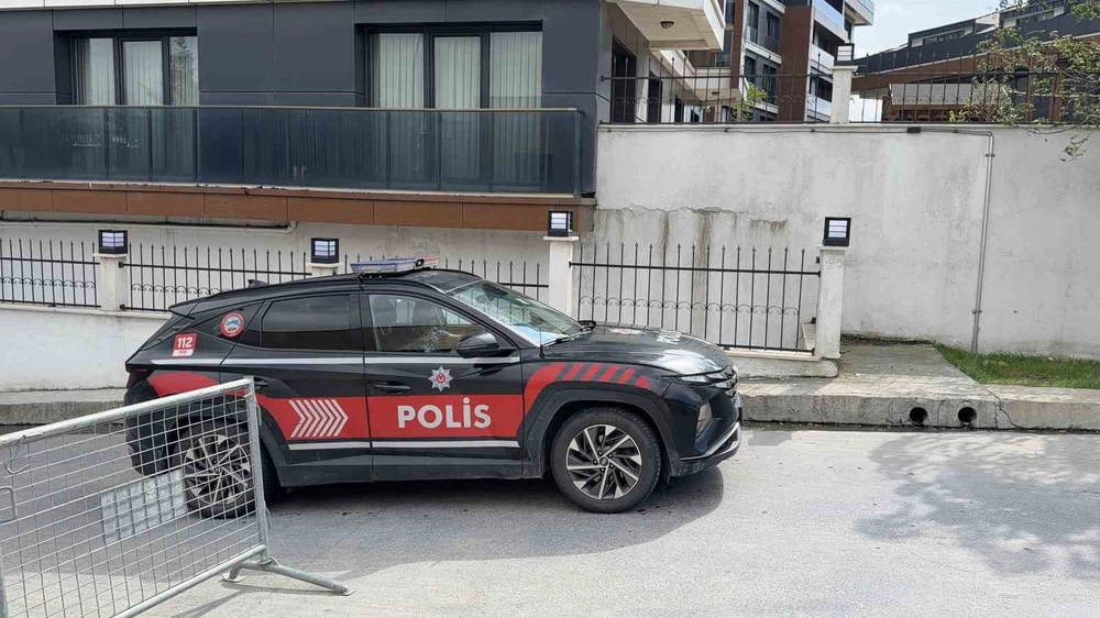 Arnavutköy'de Öfkesine Yenik Düşen Kadın Kaldırım Taşıyla Durak Camını Kırdı