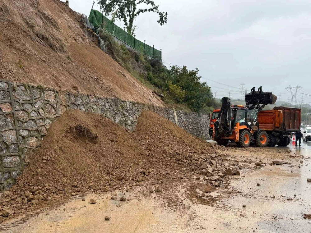 Sakarya'da Yağış Sonrası Meydana Gelen Heyelan Ulaşımı Etkiledi