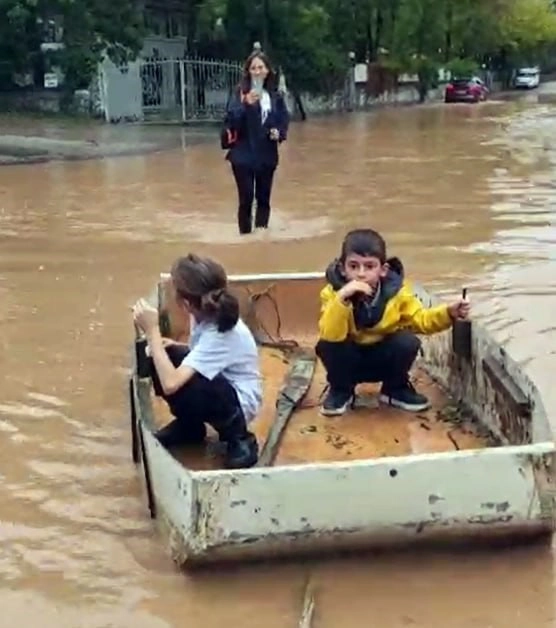 Sakarya'da Taşkın Sonrası Mahalle Venedik'e Dönüştü