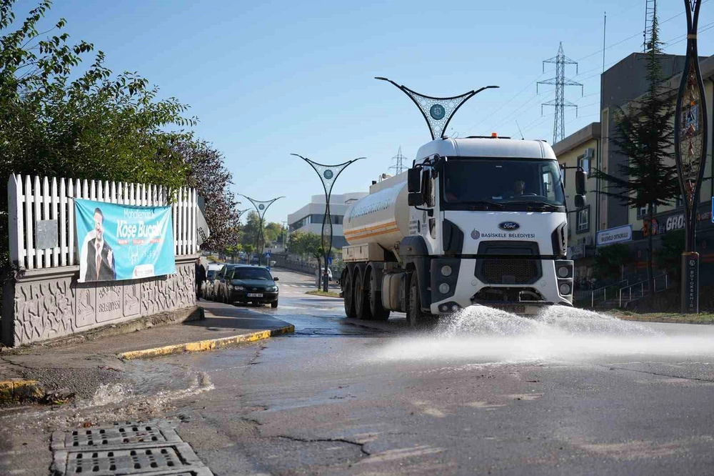 Başiskele Belediyesi Serdar Mahallesi'nde Köşe Bucak Temizlik Çalışması Yürüttü