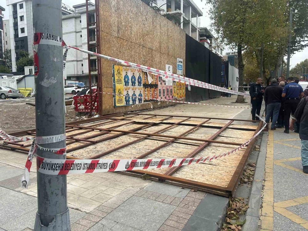 Kadıköy'de İnşaat Panosu Devrildi: İki Kişi Yaralandı