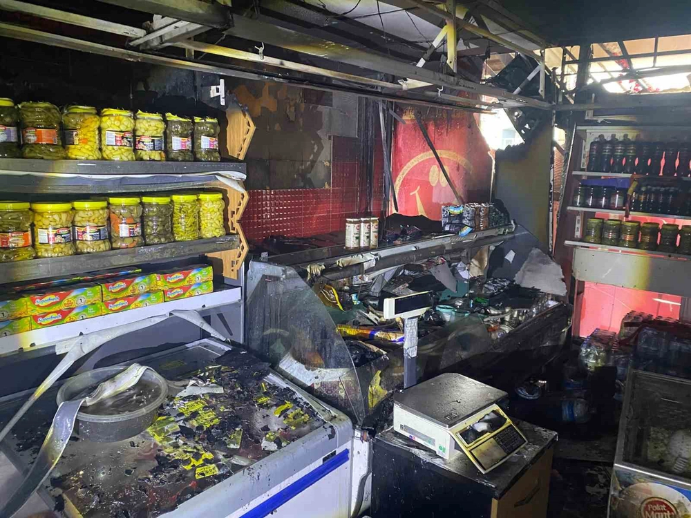 Kocaeli'de Market Deposunda Çıkan Yangın Paniğe Neden Oldu