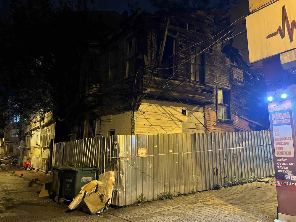 Fatih'te Tarihi Ahşap Binada Yağmur Nedeniyle Kısmi Çökme Gerçekleşti