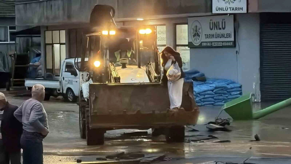 Sakarya Karasu'da Taşkın Felaketi Yaşanan Mahallede Ulaşım Kepçe ve Traktörlerle Sağlanıyor