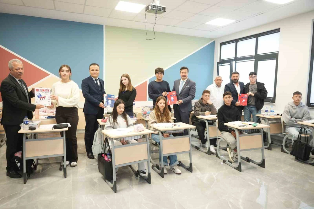 Yenişehir Belediyesi Üniversite Adayları İçin Üç Bin Kitaplık Eğitim Desteği Sağladı
