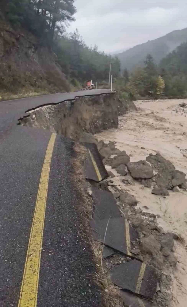 Sakarya'da Taşan Karaçay Deresi Yolun Bir Kısmını Çökertti