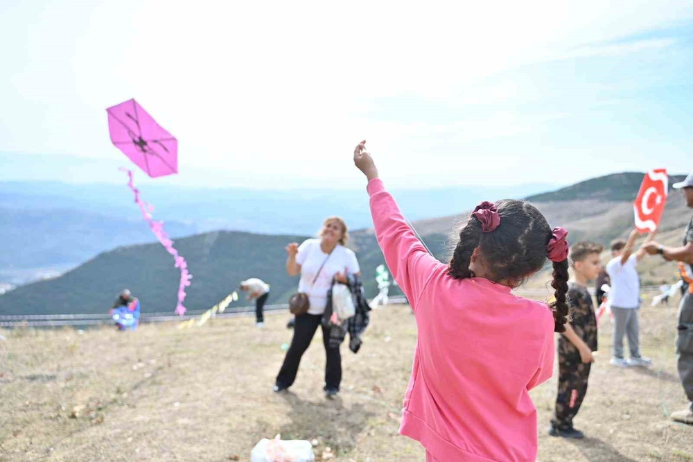 Gemlik Gökyüzü Renkli Uçurtmalarla Şenlenerek Çocukların Neşesine Ev Sahipliği Yaptı