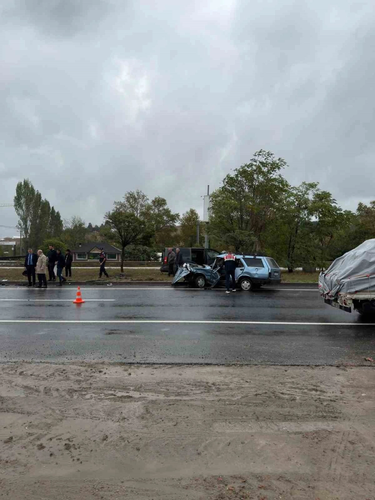 Yalova ve Bursa Karayolunda Minibüs ile Otomobilin Çarpıştığı Kazada 1 Kişi Hayatını Kaybetti