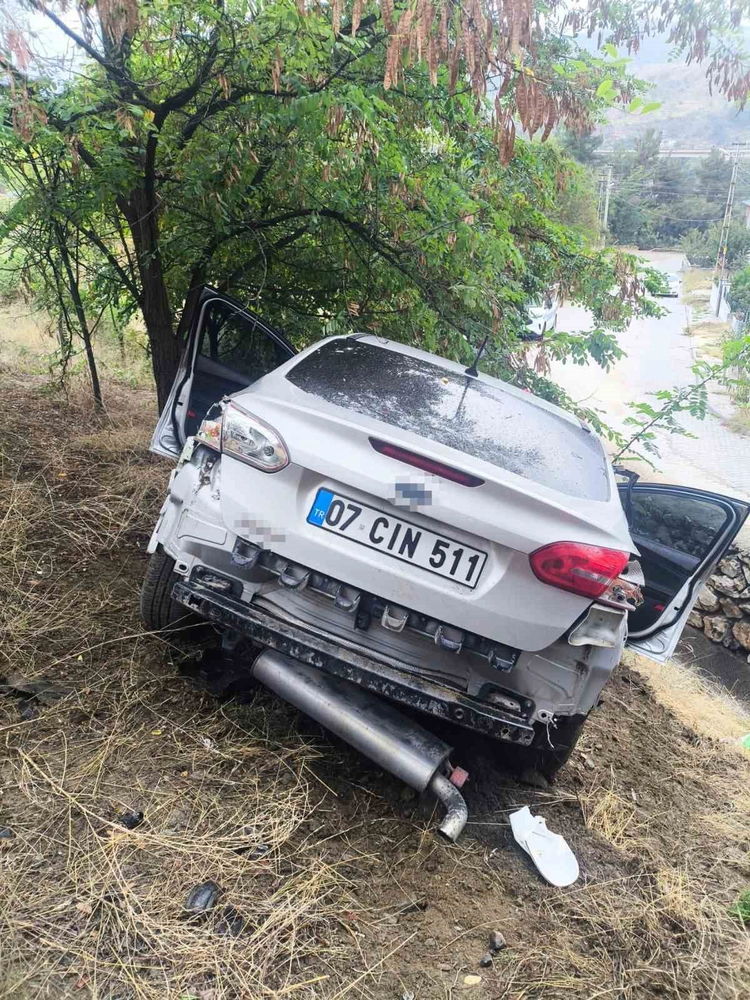 Bilecik'te Kontrolden Çıkan Otomobil Şarampole Uçtu ve 4 Kişi Yaralandı