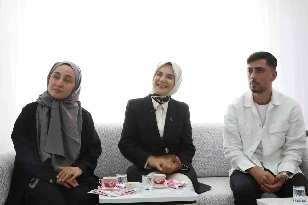 Bakan Göktaş Evlilik Kredinden Yararlanan Genç Çiftin Evine Konuk Oldu