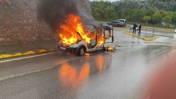 Kocaeli'de Seyir Halindeki Hafif Ticari Araç Alevlere Teslim Oldu