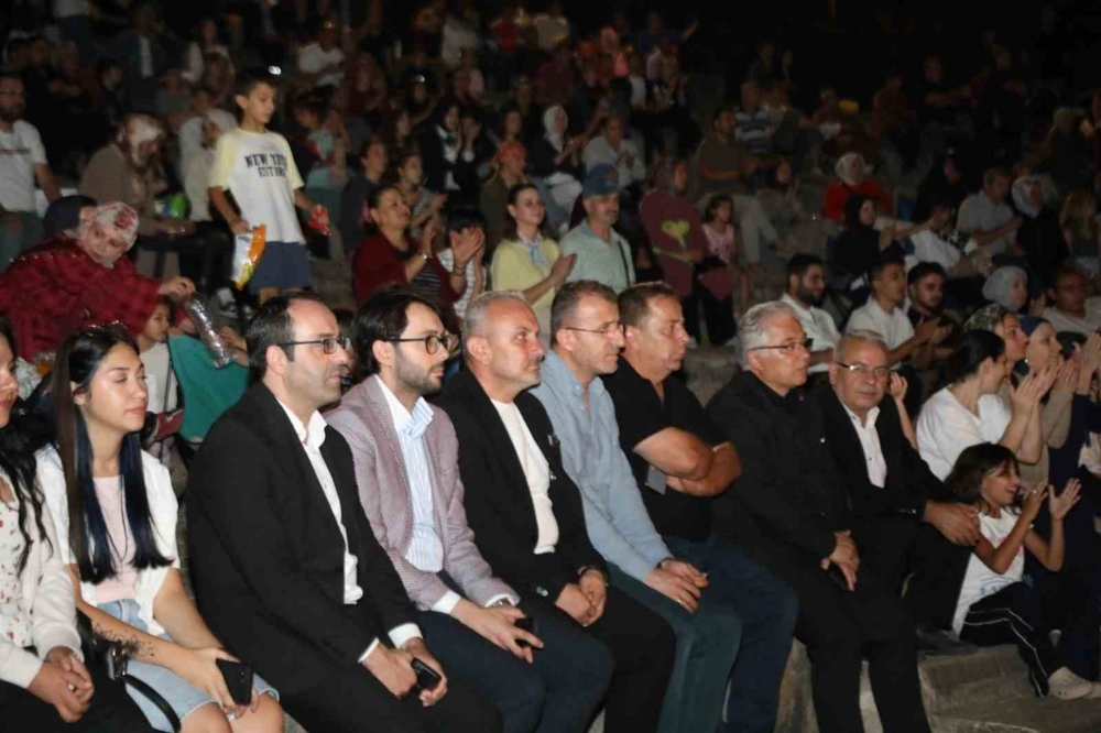 İnegöl'de Kurtuluş Coşkusu Yeniceköy'de Gençlik Korosu Konseriyle Taçlandı