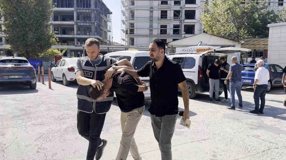 İnegöl'de Polis Kimliğiyle Yaşlı Kadının Altınlarını Alan 2 Şüpheli Tutuklandı