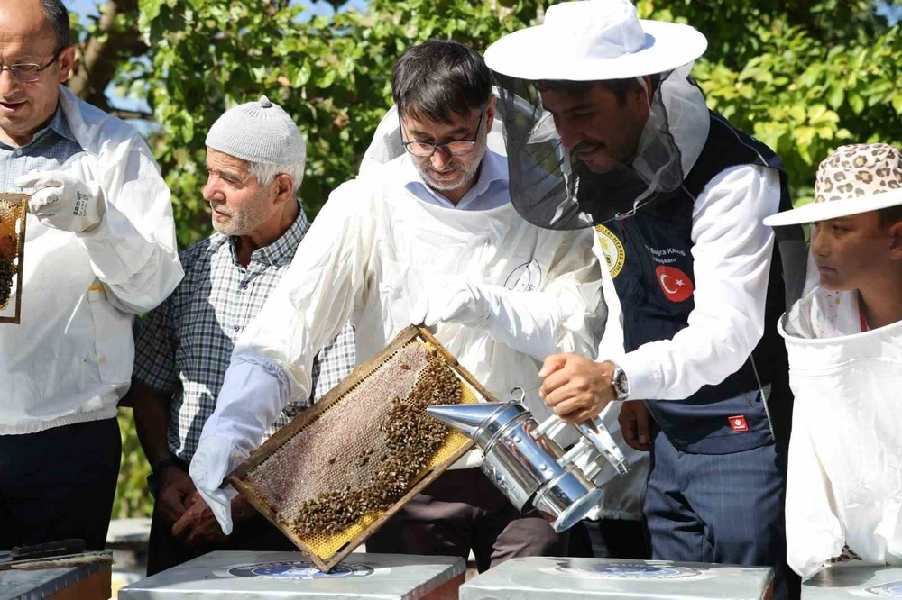 Bursa'da Bal Hasadı Etkinliği: Üreticilere Kovan Desteği Sürüyor
