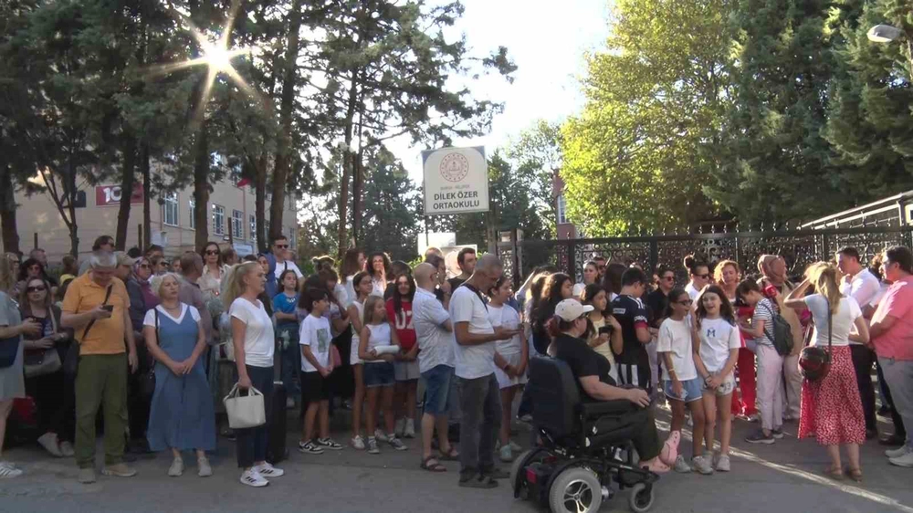 Bursa'da Dilek Özer Ortaokulu velileri okul önünde toplandı: Çocuklarımız güvende olsun