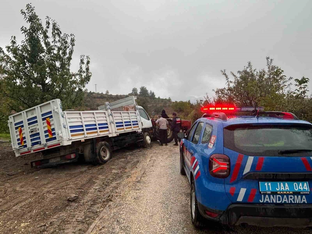 Bilecik'te Çamura Saplanan Kamyoneti Jandarma Ekipleri Kurtardı