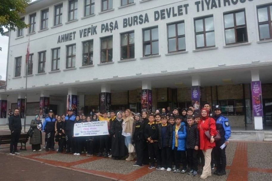 Bursa'da Polisten Öğrencilere Tiyatro Sürprizi