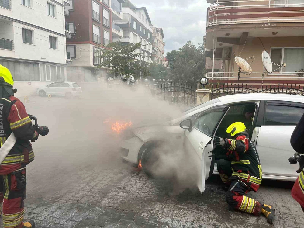 Burhaniye'de Seyir Halindeki Otomobil Alevler İçinde Kaldı