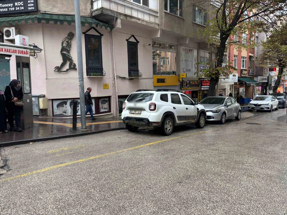 Bilecik'te Ters Şeritten Gelip Minibüs Durağını İşgal Eden Araç Tepki Çekti