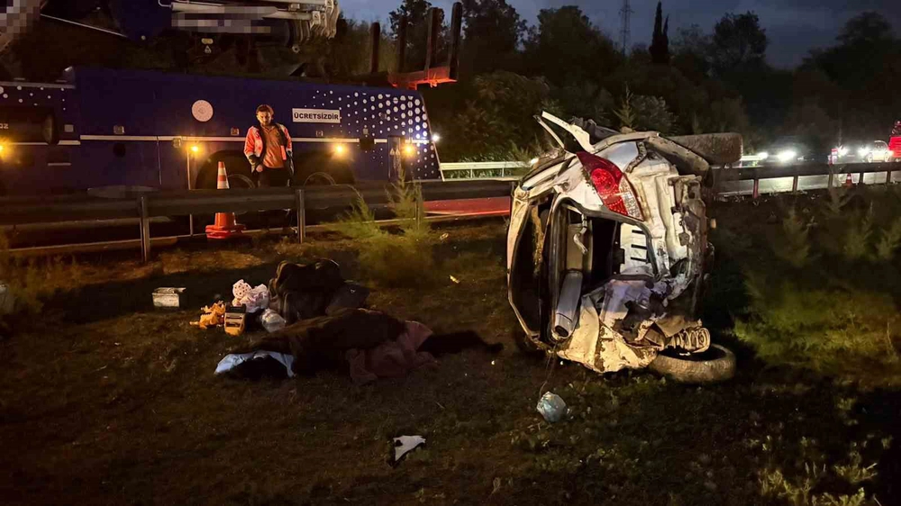 Anadolu Otoyolu'nda Otomobil Devrildi: 1 Ölü 4 Yaralı